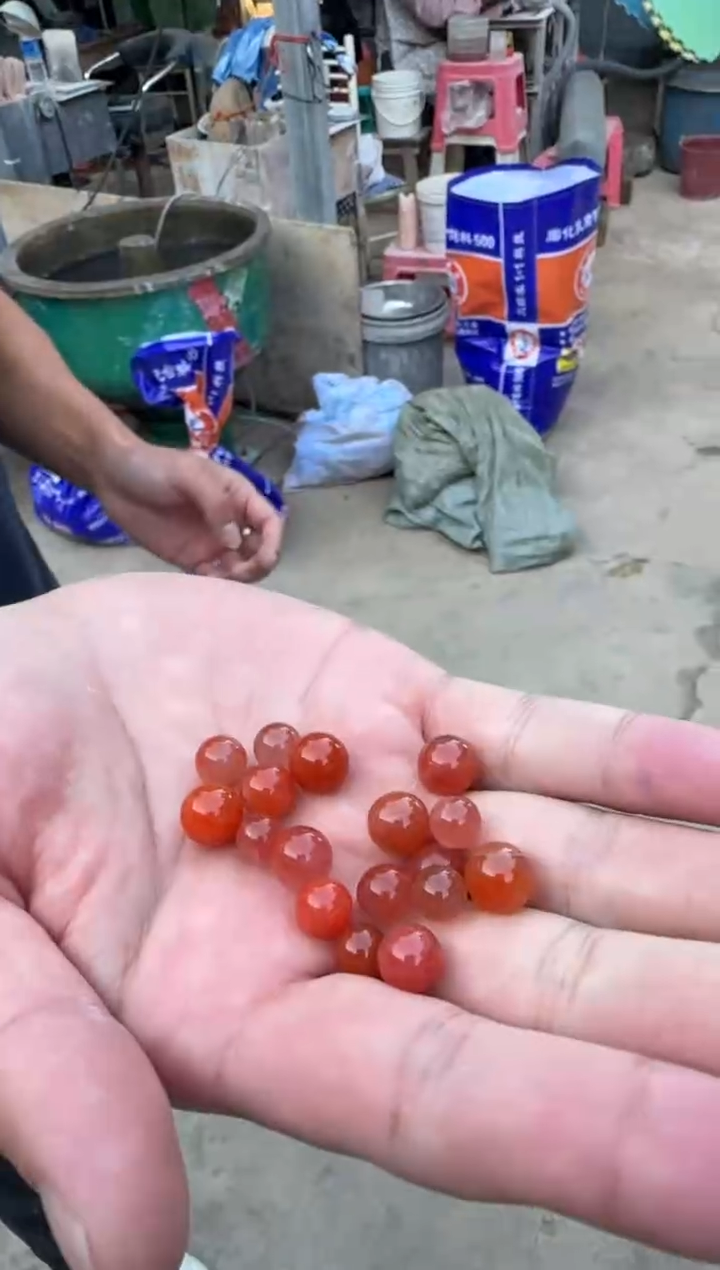 未镶嵌珠南红玛瑙原矿无优化多样发一颗有坑裂介意别拍尺寸随机