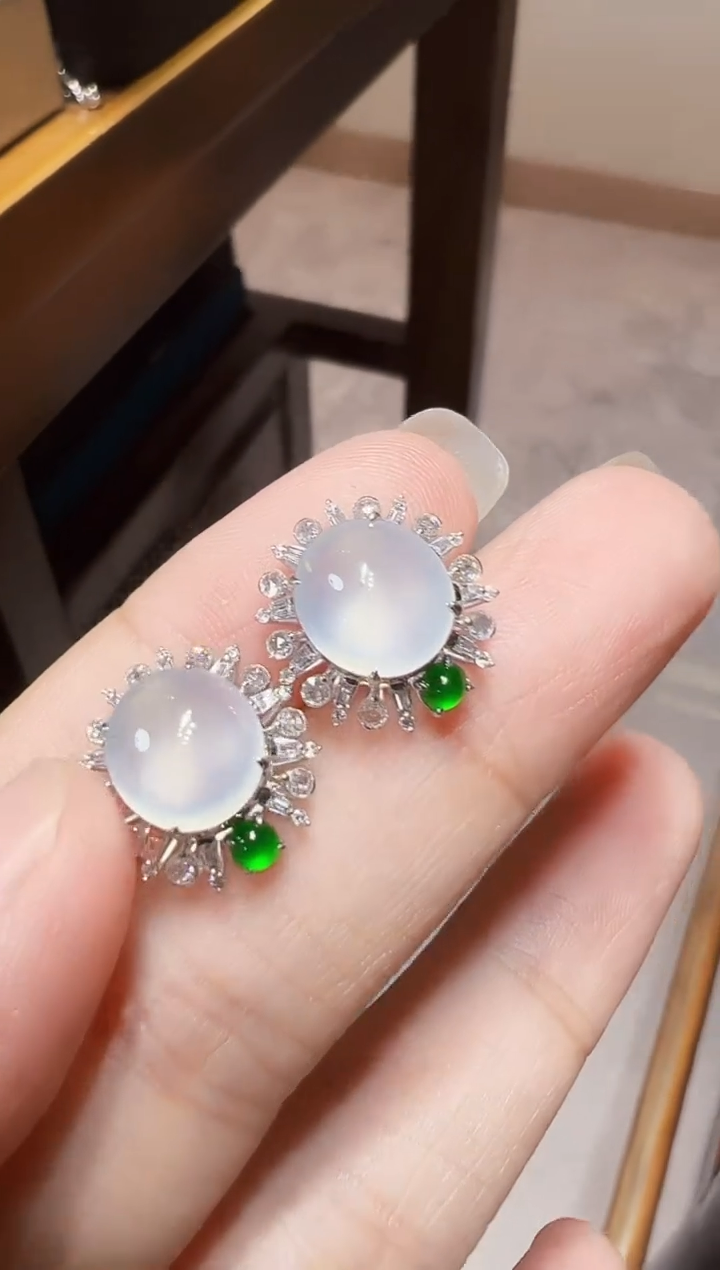 18K金镶嵌翡翠耳饰蛋面