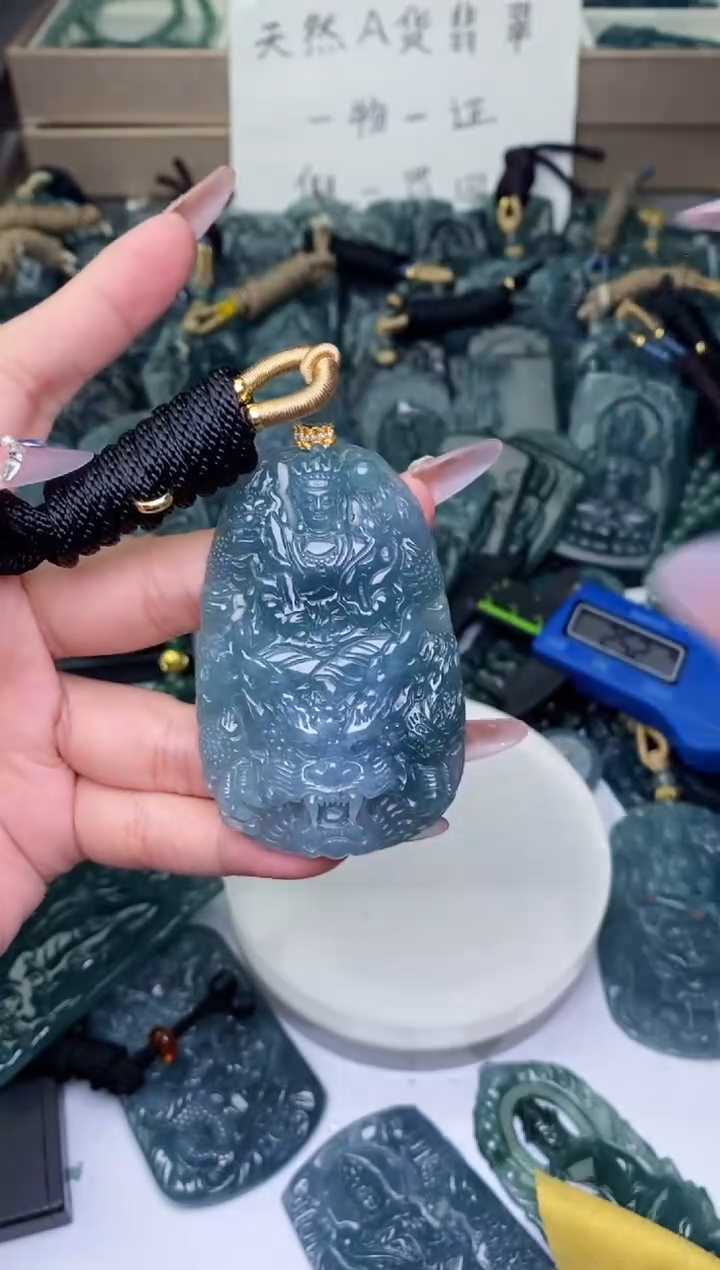 颈饰未镶嵌翡翠          