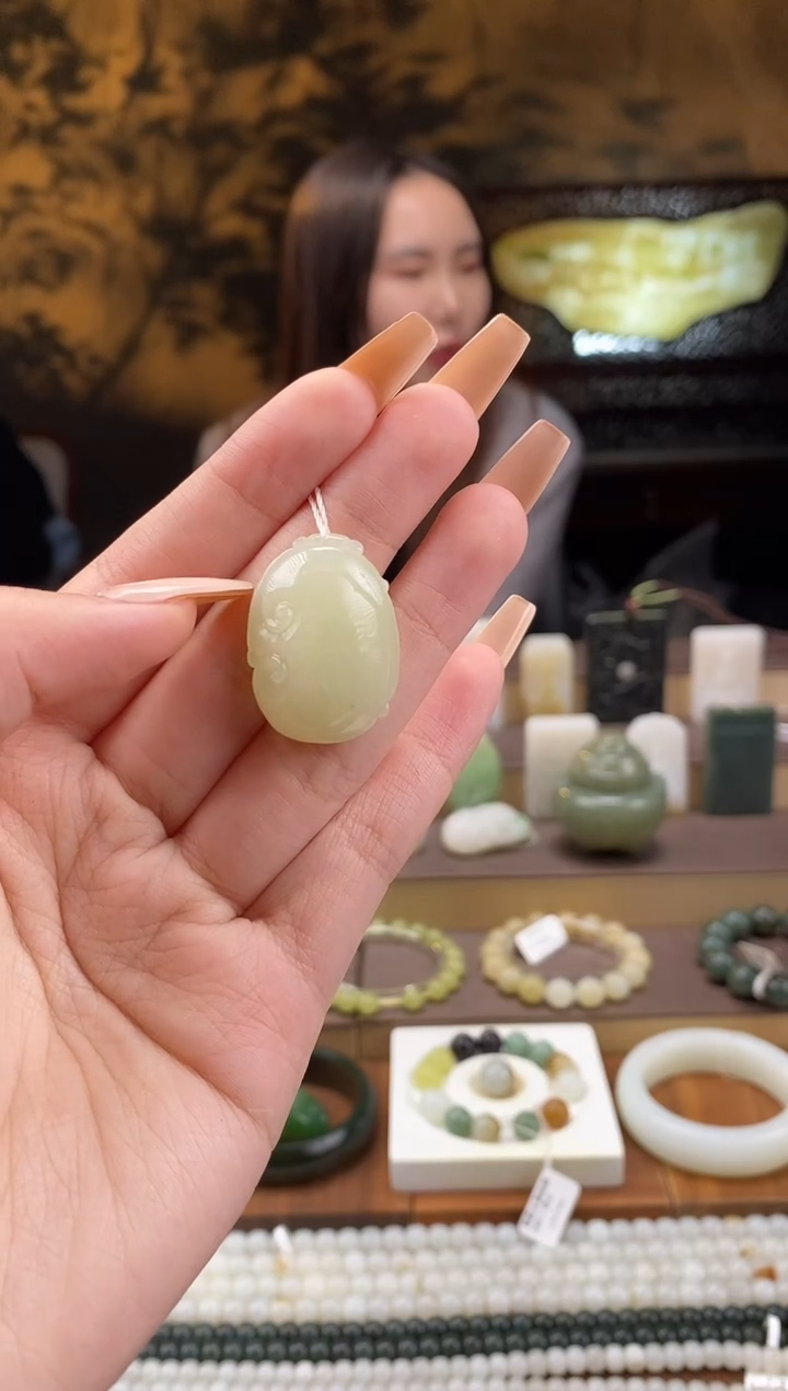 颈饰未镶嵌和田玉黄口 如意