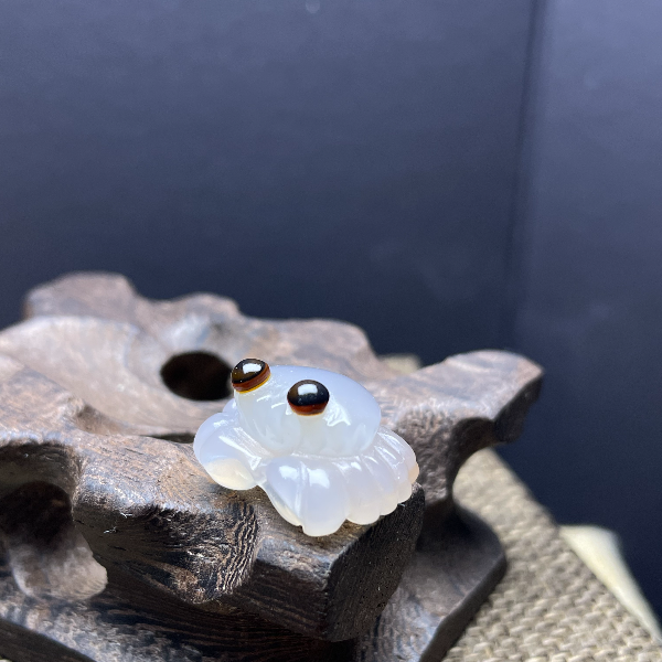 玛瑙雕刻件小螃蟹