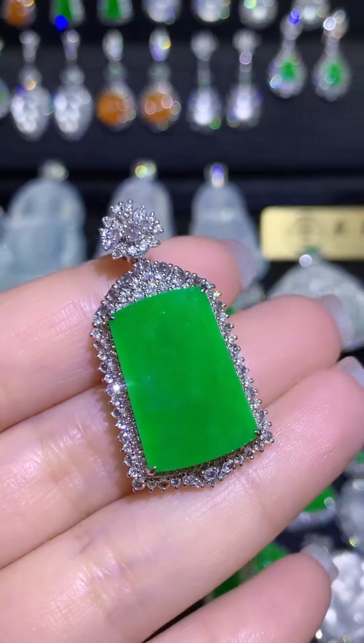 【闪购商品】翡翠颈饰18K金镶嵌高冰满绿无事牌一刀切