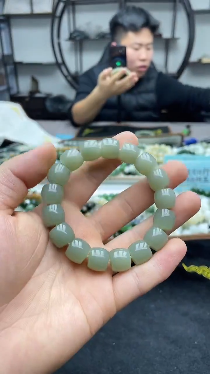 未镶嵌手串和田玉于阗青白13直切（有黑点）