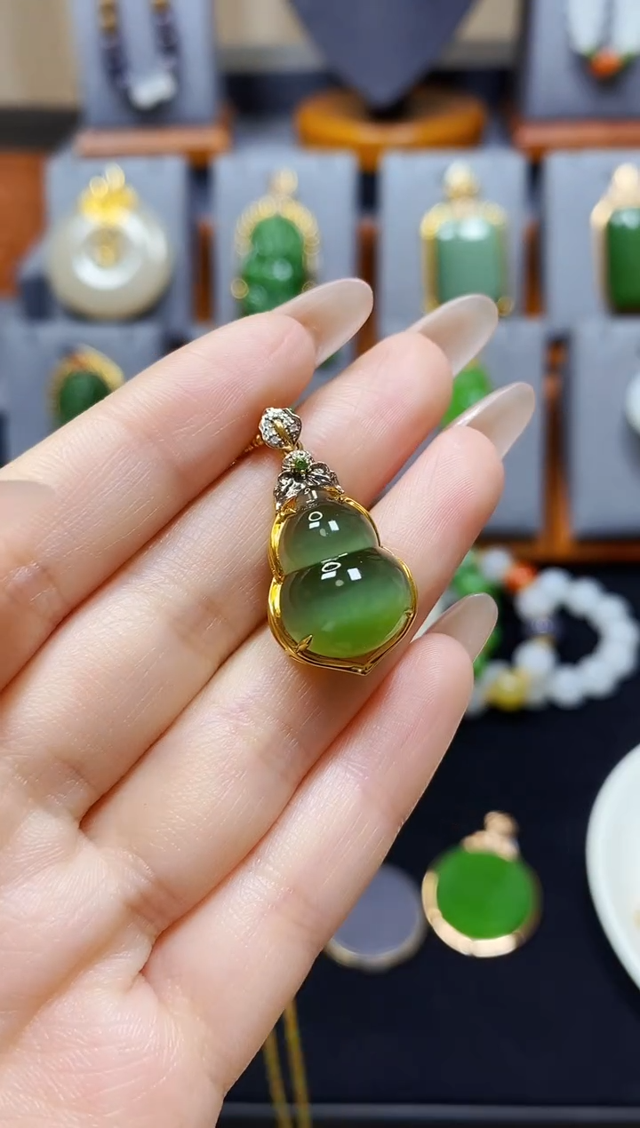 【闪购商品】和田玉碧玉冰猫葫芦吊坠18K金镶嵌*