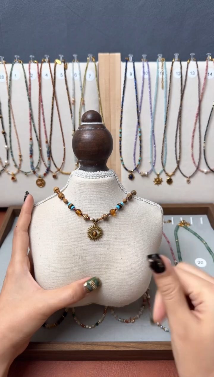 石英质玉合金颈饰太阳