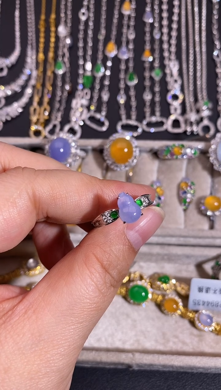 18K金镶嵌戒指翡翠戒指