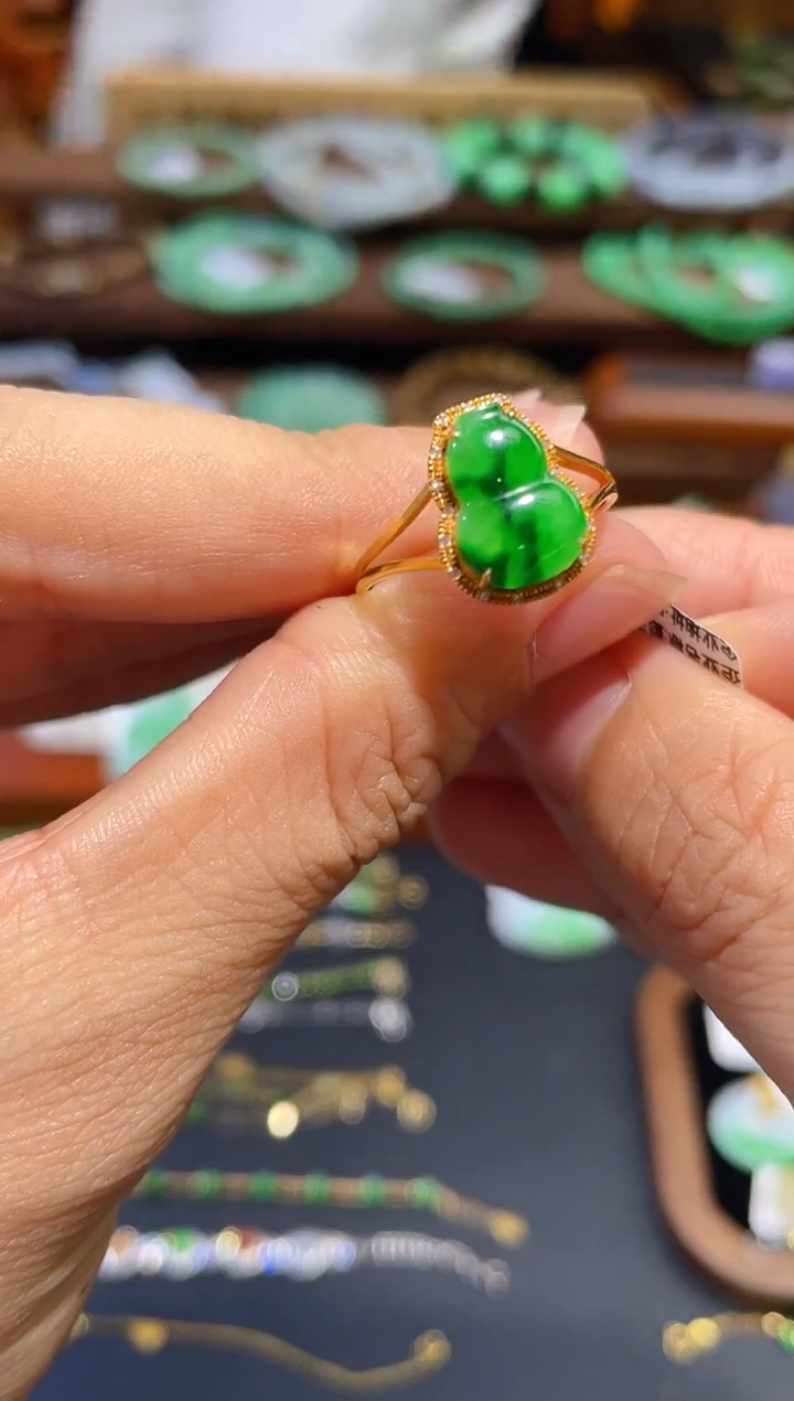 颈饰18K金镶嵌翡翠戒指14圈口