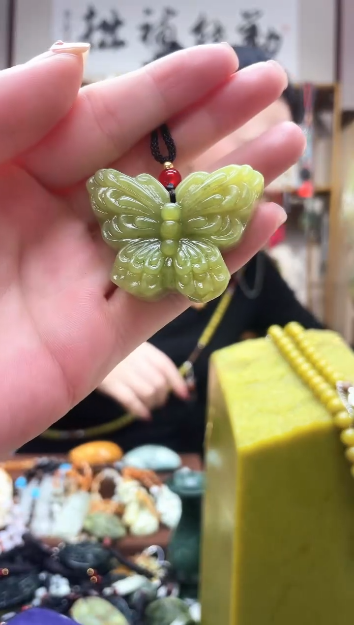 未镶嵌岫玉吊坠··