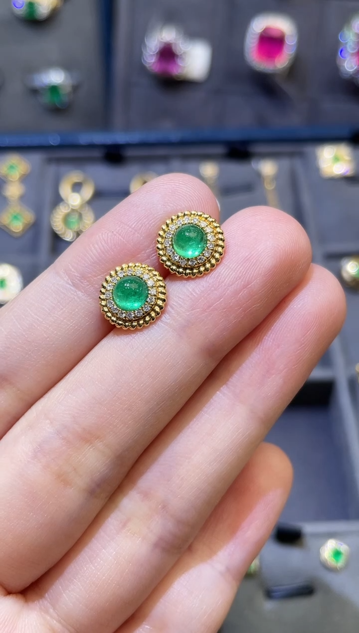 【闪购商品】祖母绿耳钉18K金镶嵌1.05ct