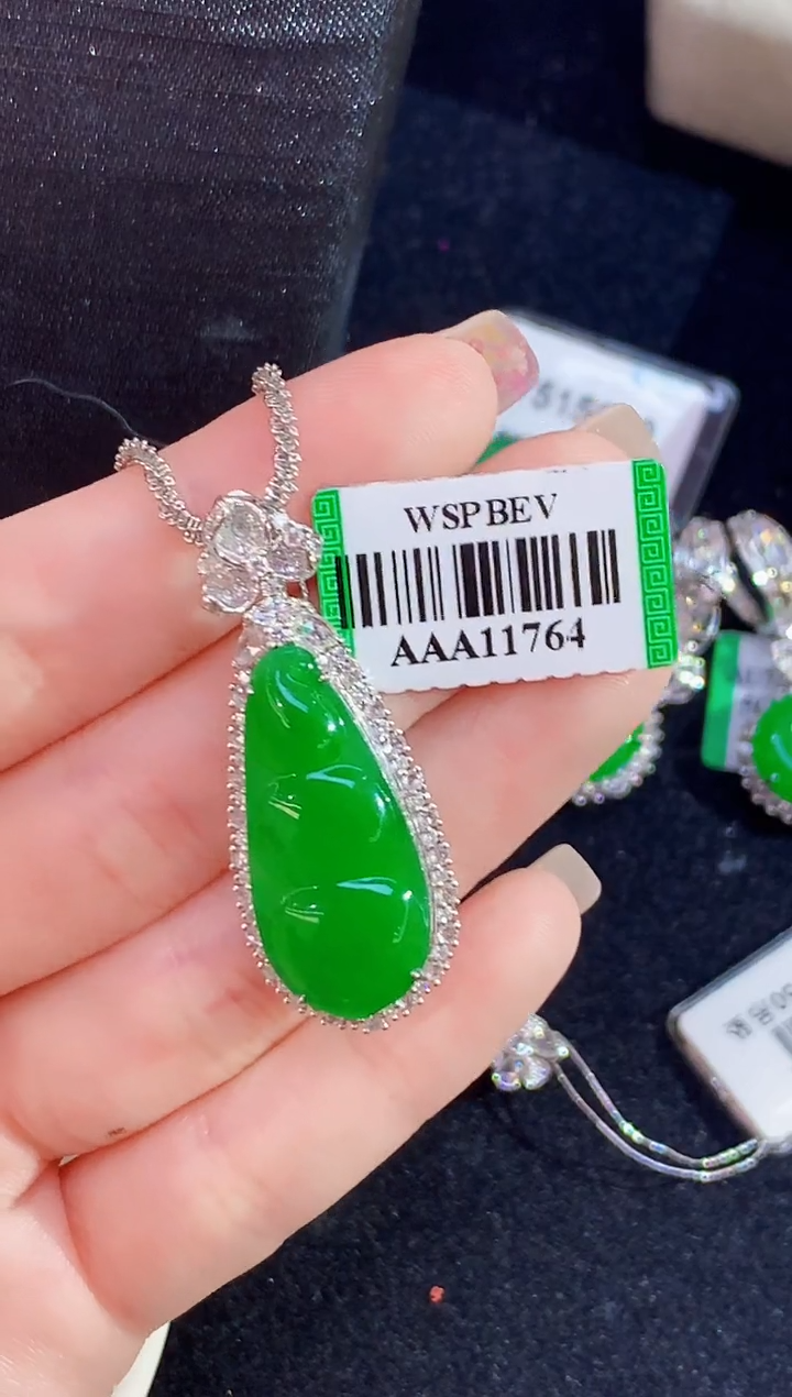 吊坠(不含链)18K金镶嵌翡翠多样性发其一