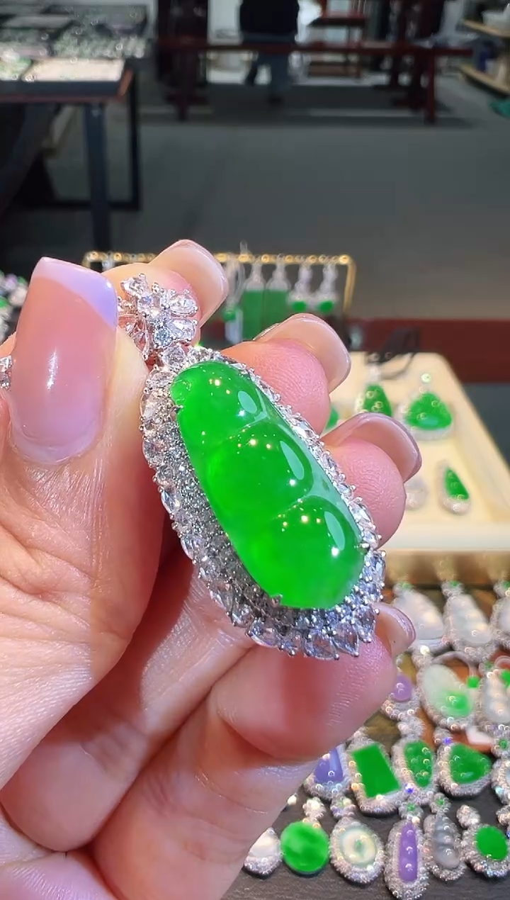 【闪购商品】翡翠吊坠(不含链)18K金镶嵌翡翠