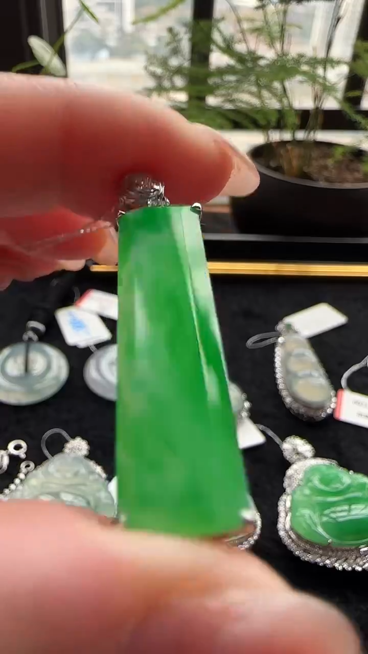 【闪购商品】翡翠吊坠(不含链)18K金镶嵌翡翠A货高冰正阳绿无事牌