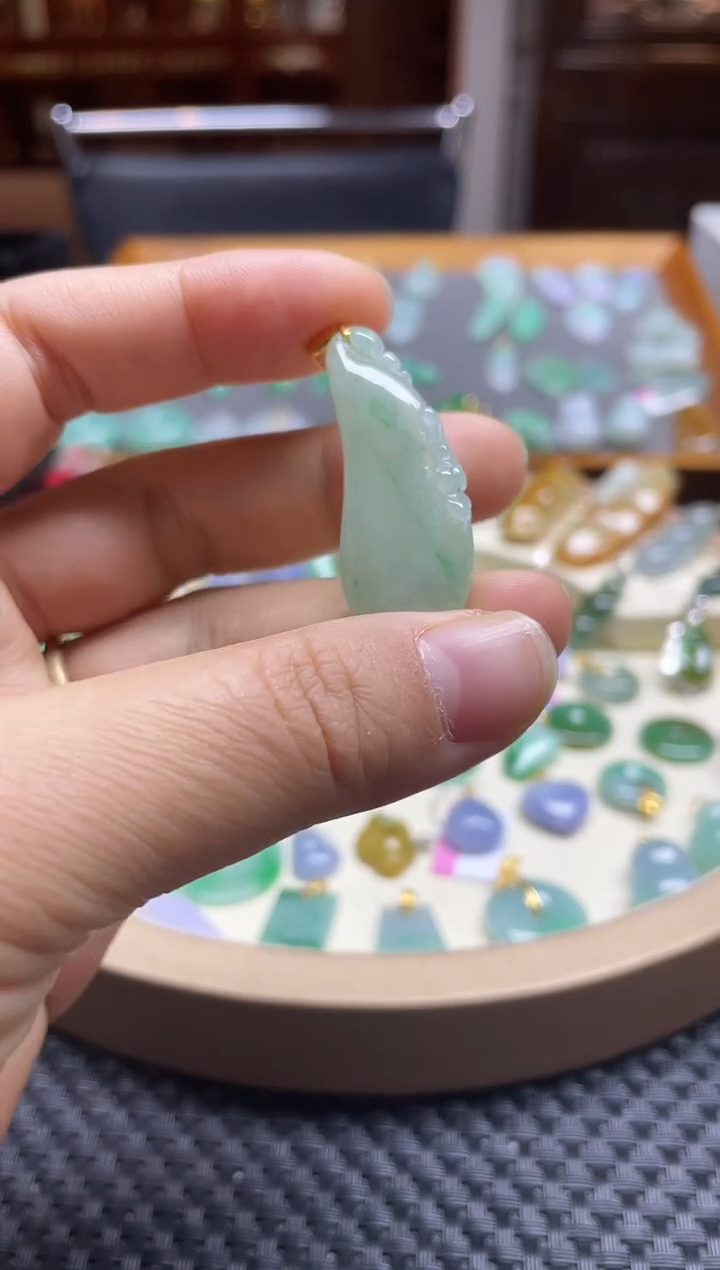 【闪购商品】翡翠颈饰18K金镶嵌福果