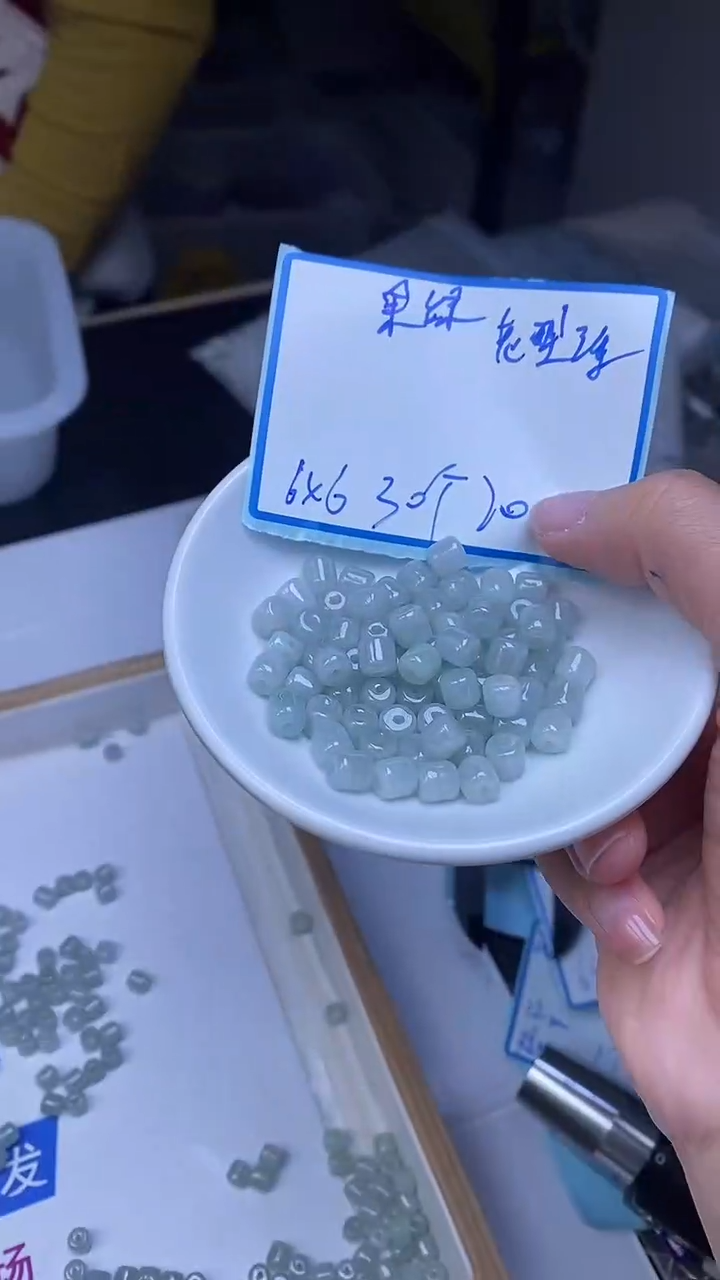 未镶嵌翡翠手饰果绿翡翠 老型珠6*6mm30颗20元