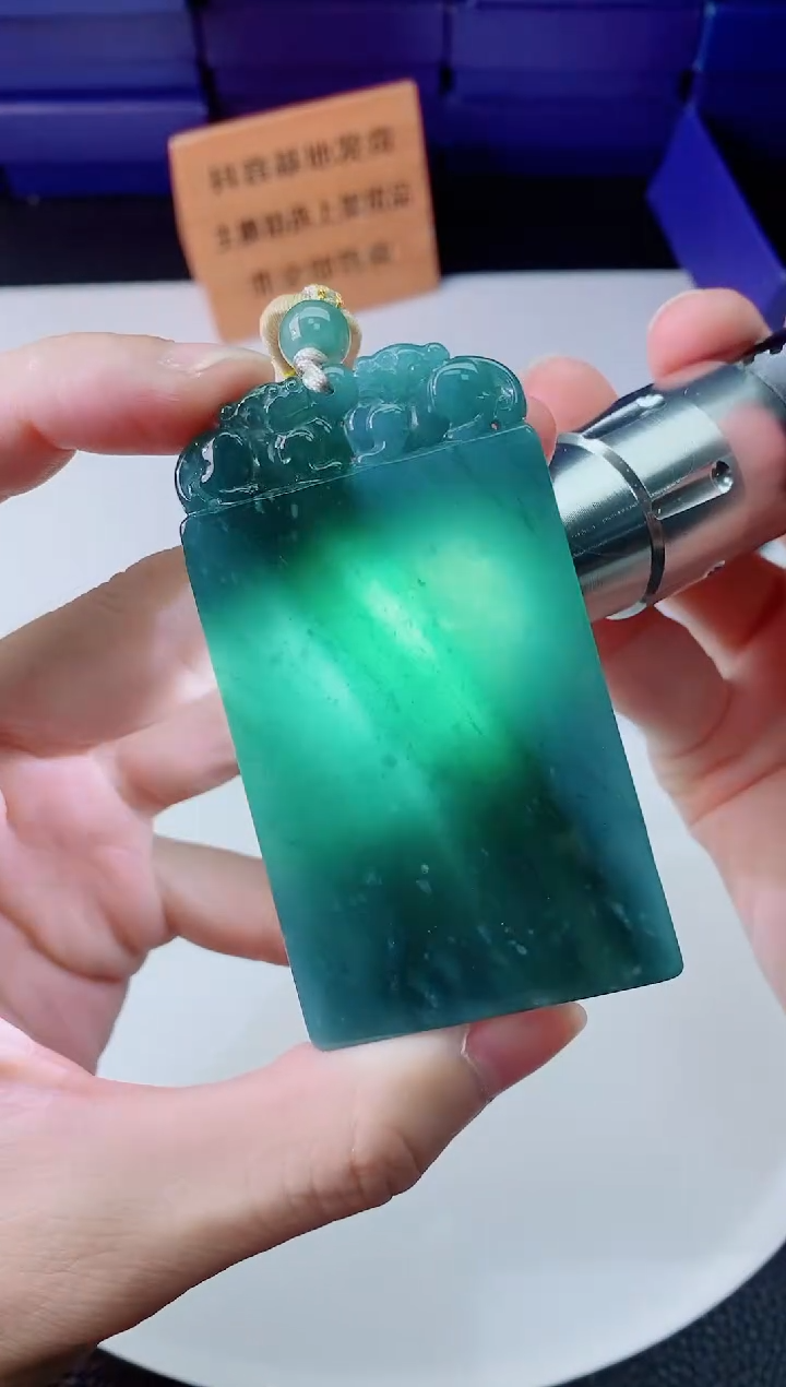 翡翠未镶嵌颈饰   `