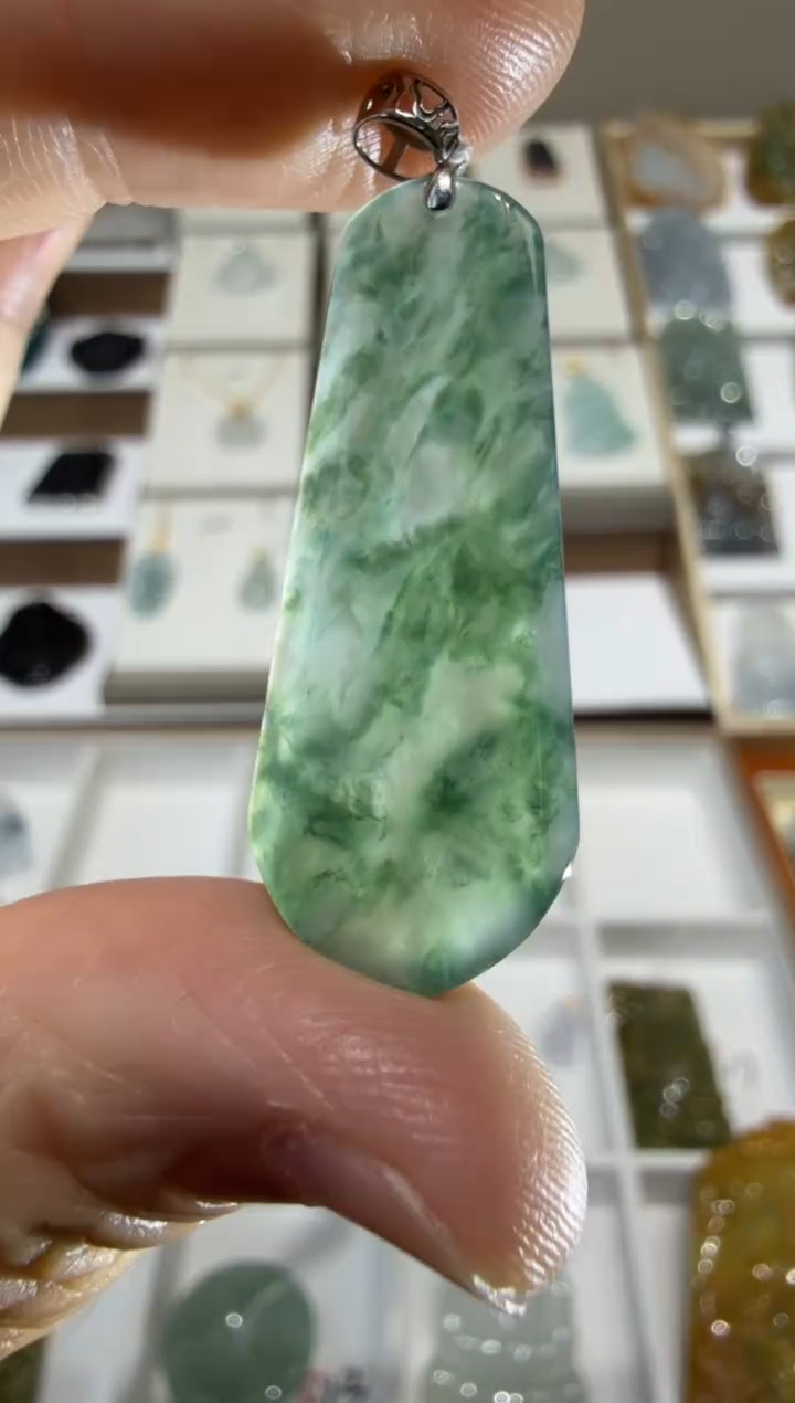 18K金镶嵌挂件翡翠A货翡翠多样性孤品