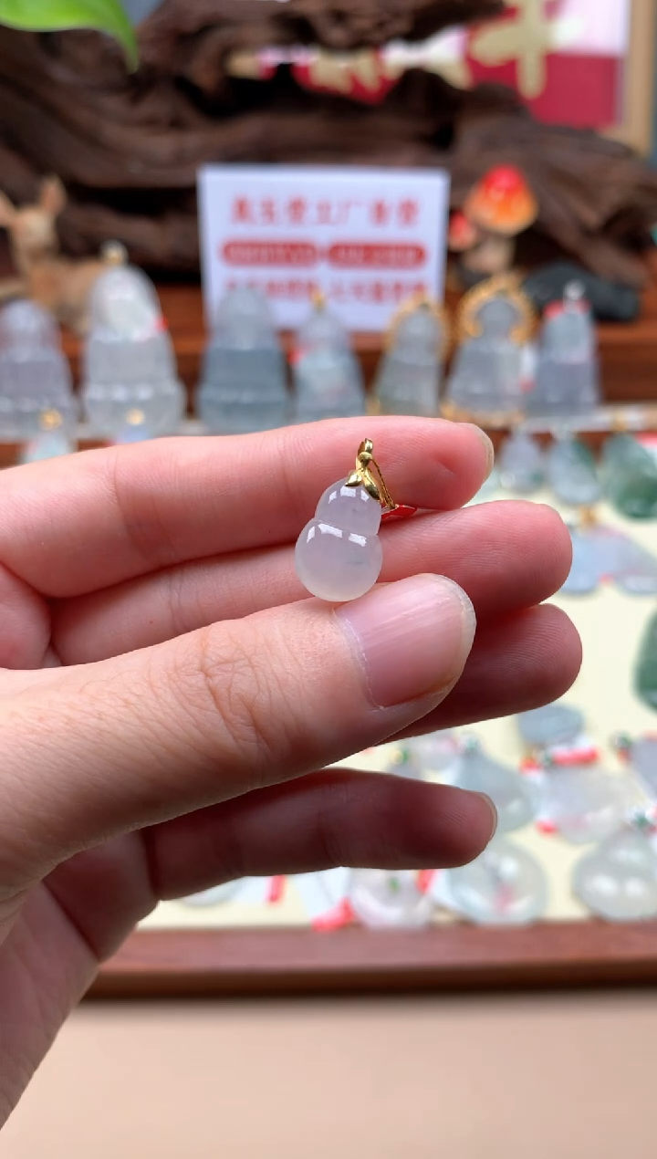 【闪购商品】翡翠18K金镶嵌颈饰葫芦