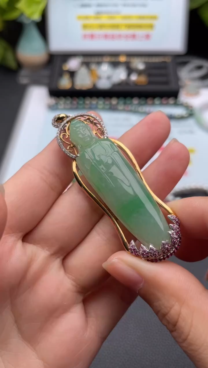 颈饰18K金镶嵌翡翠吊坠