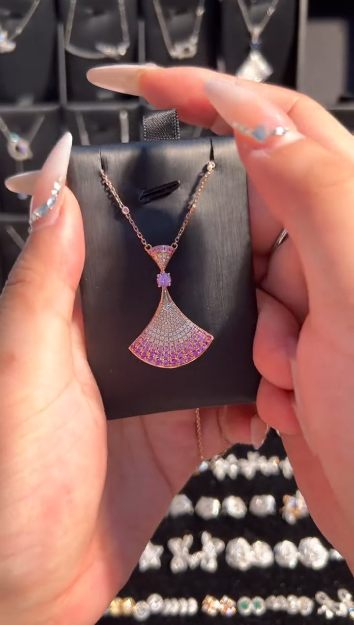 颈饰钻石18K金镶嵌粉裙子渐变项链吊咀