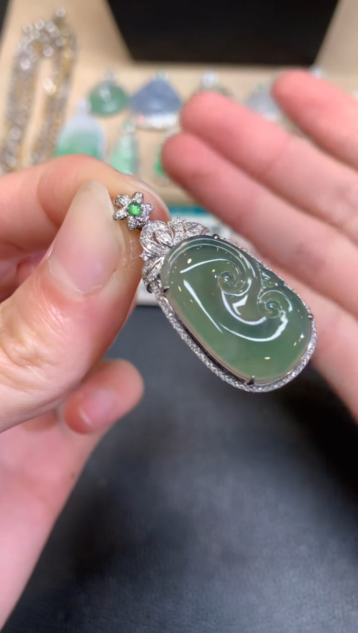 【闪购商品】翡翠颈饰18K金镶嵌如意【无服务费】