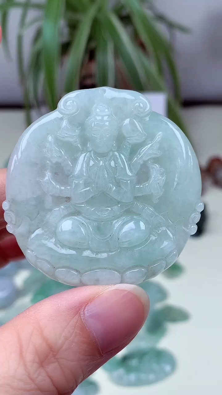 翡翠未镶嵌颈饰千手观音