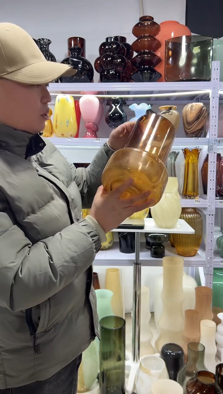 琥珀色印章花瓶....