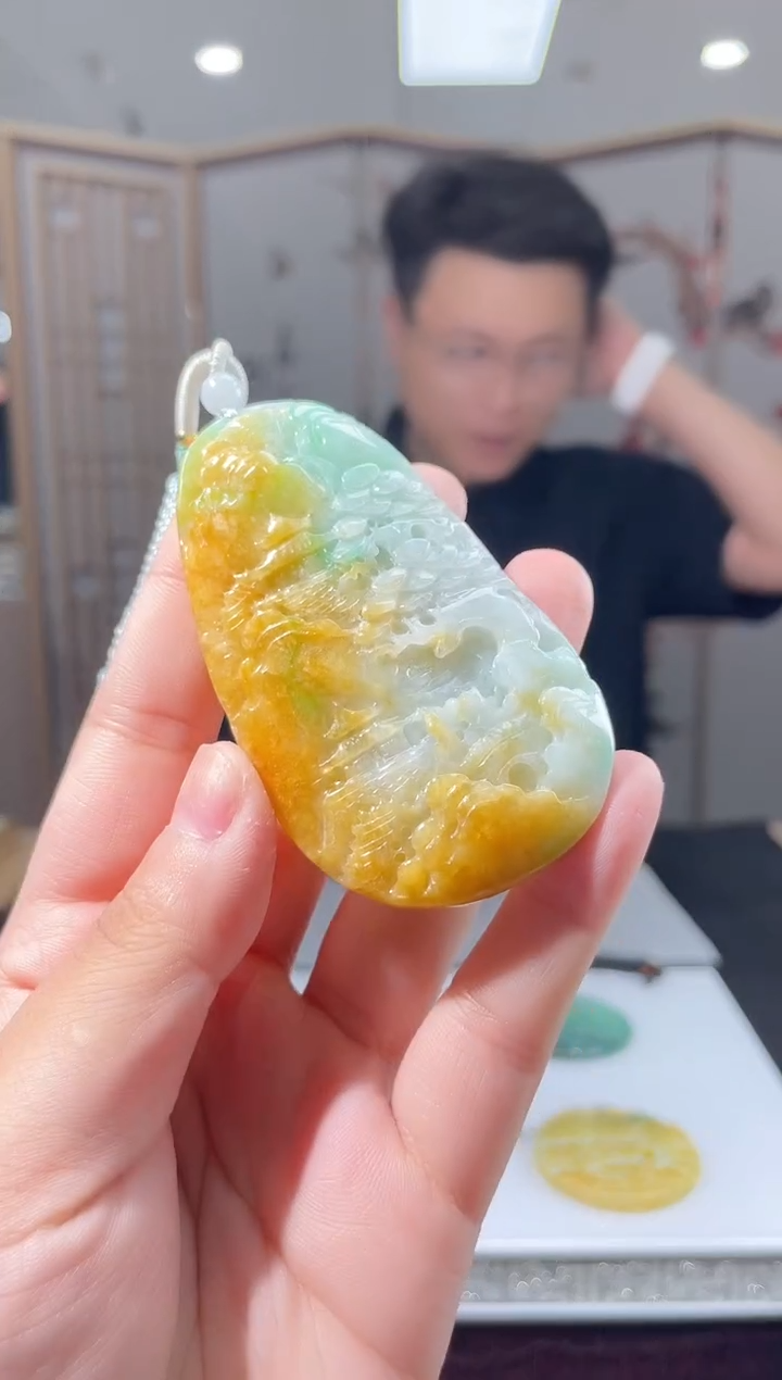 翡翠未镶嵌颈饰多样性发其一