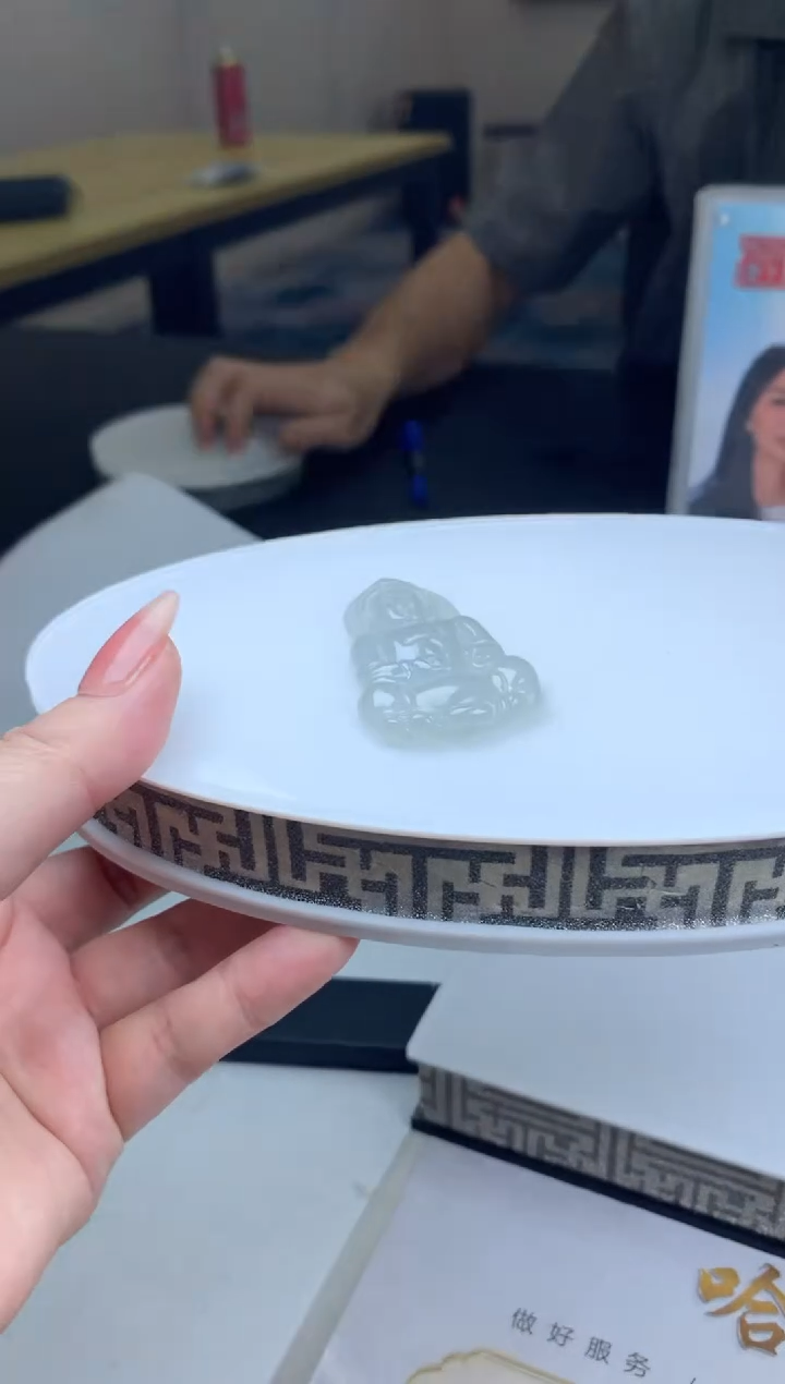 翡翠18K金镶嵌颈饰翡翠观音