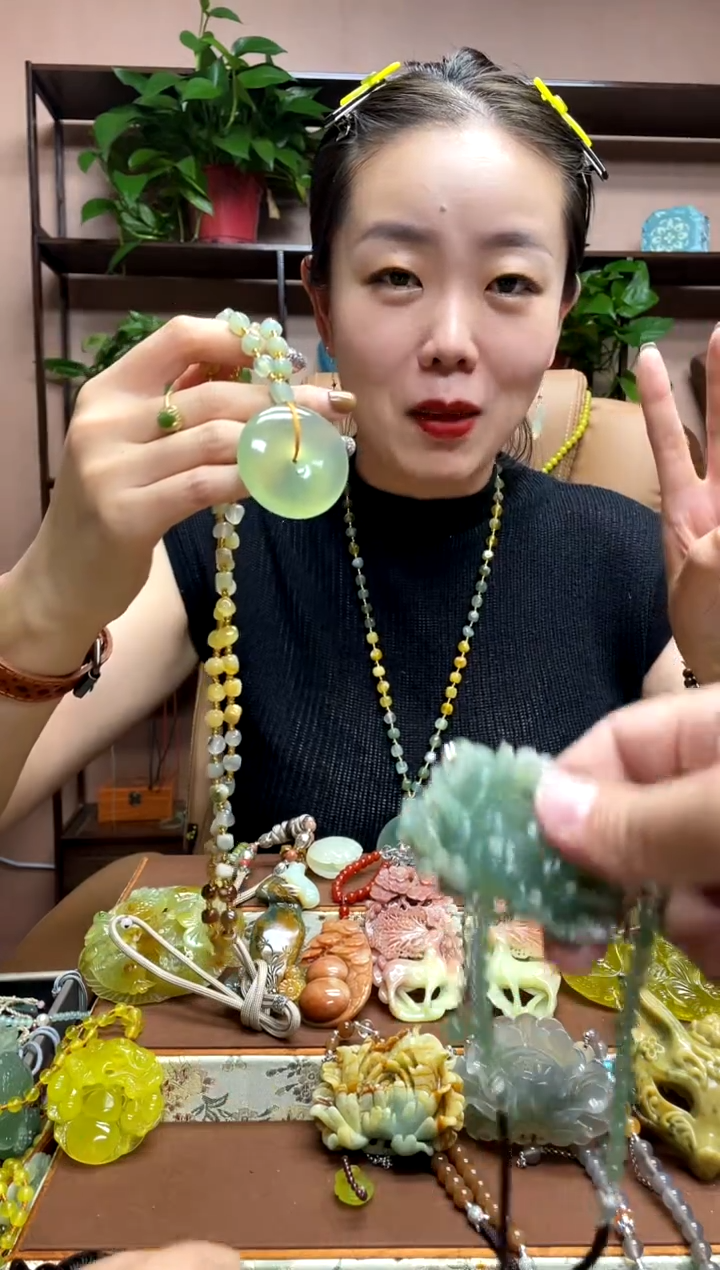 未镶嵌岫玉吊坠多样性发货发其中之一