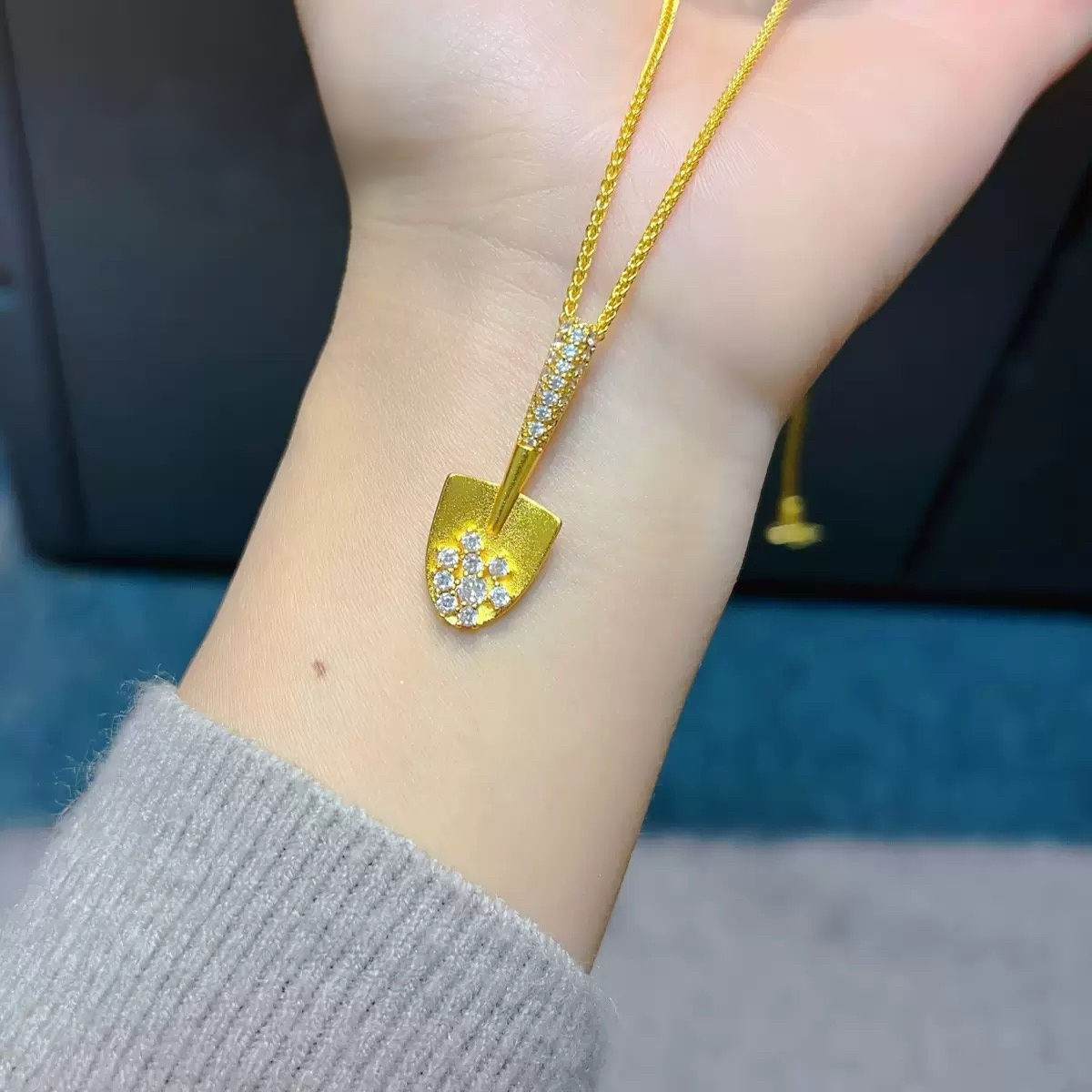 铜合金吊坠 铜合金镶钻金铲铲吊坠气质黄色精美坠链