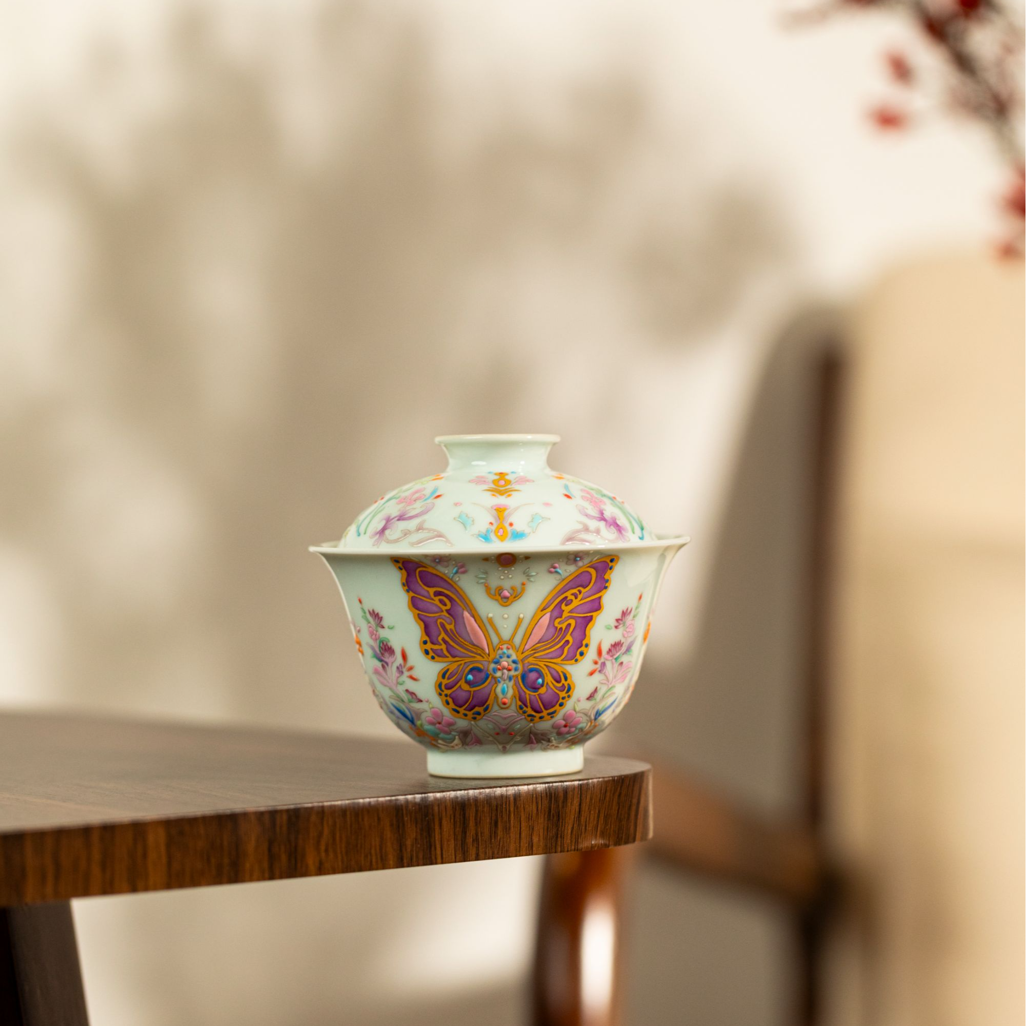 刘文华 粉彩蝴蝶盖碗