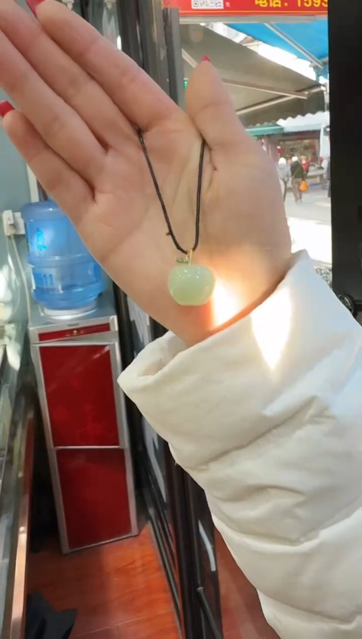 颈饰未镶嵌石英质玉东陵玉苹果