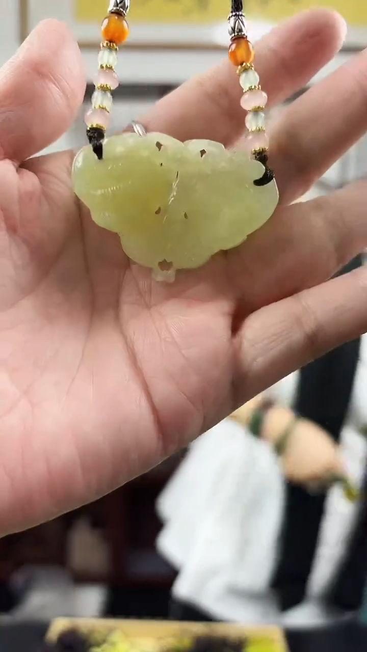 未镶嵌岫玉颈饰蝴蝶