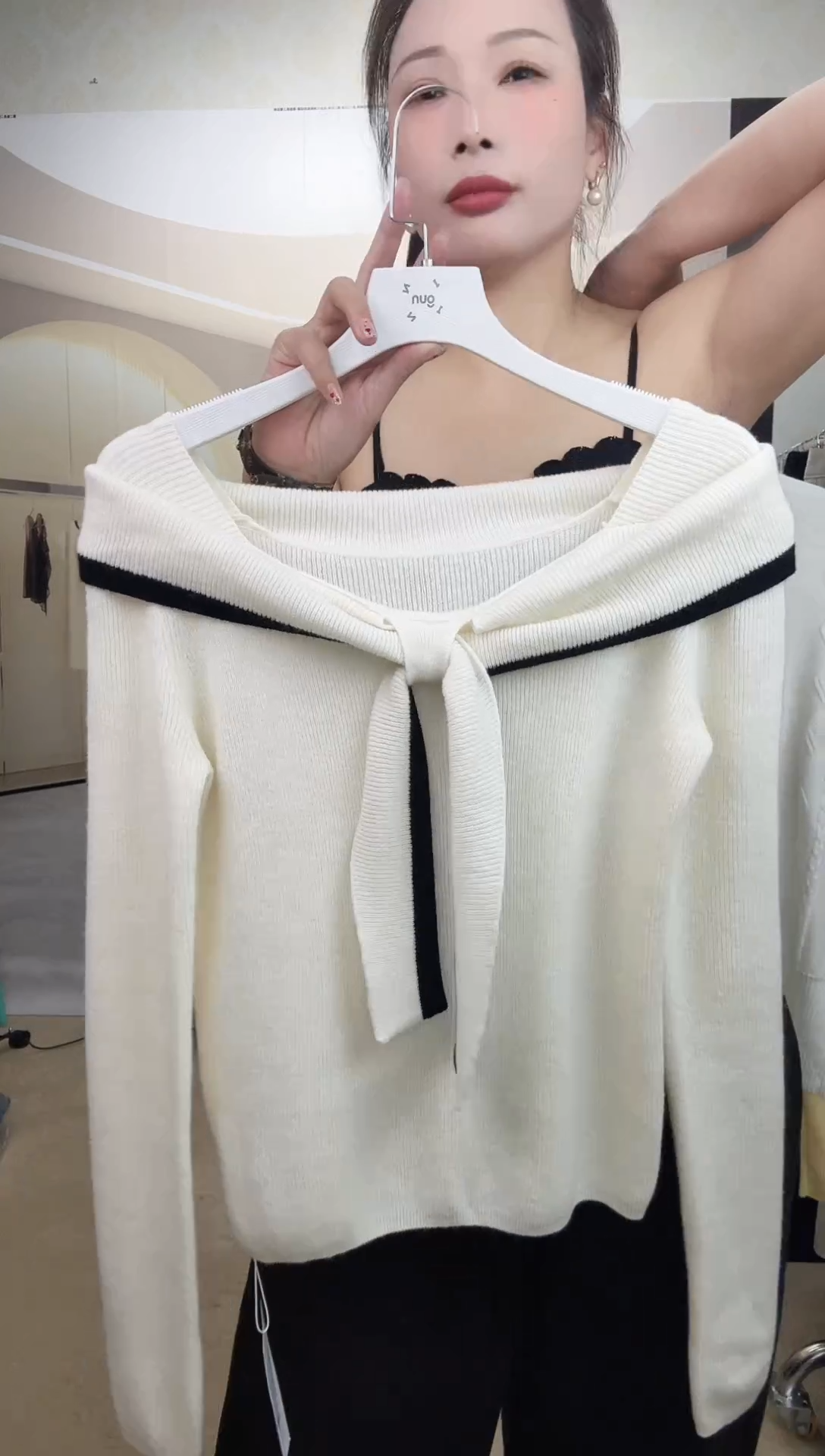 鹿毛萍*?白色毛衣