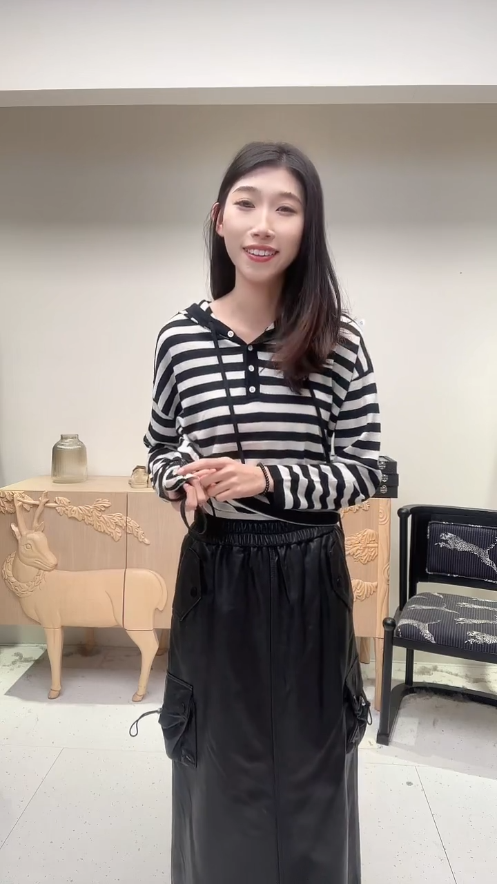 黑白间隔半领羊毛衫