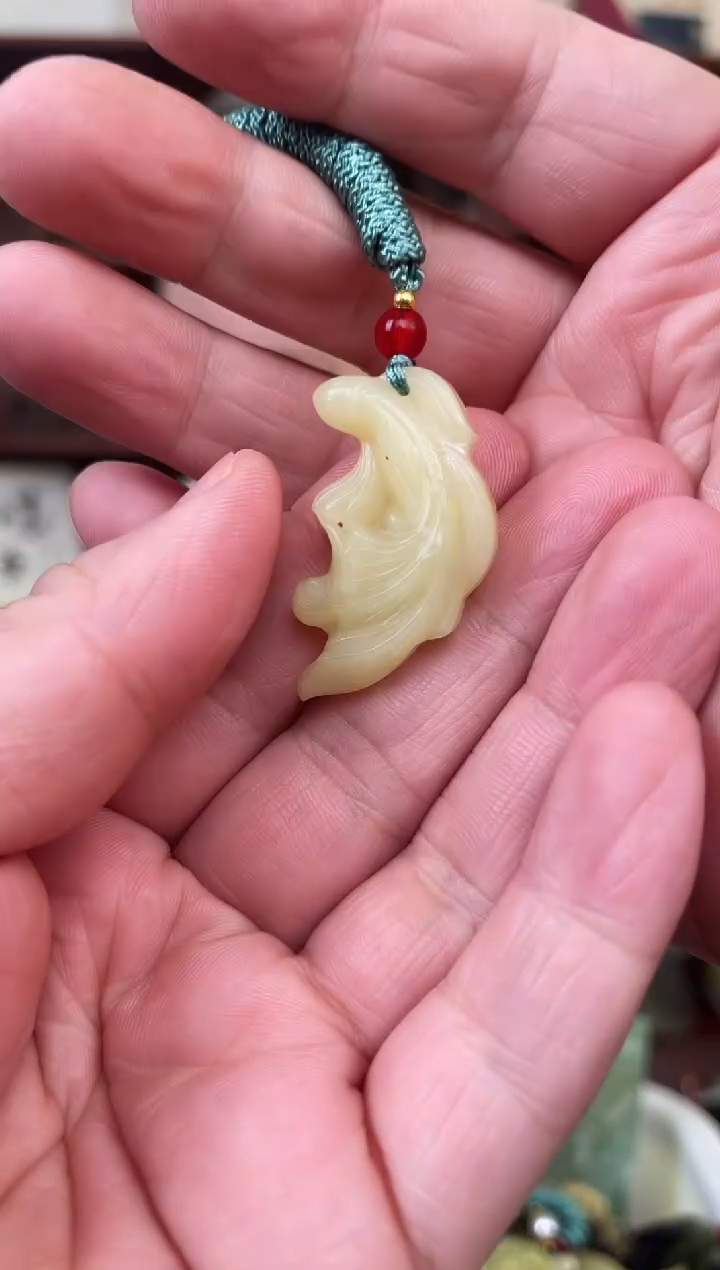 未镶嵌蛇纹石玉颈饰`