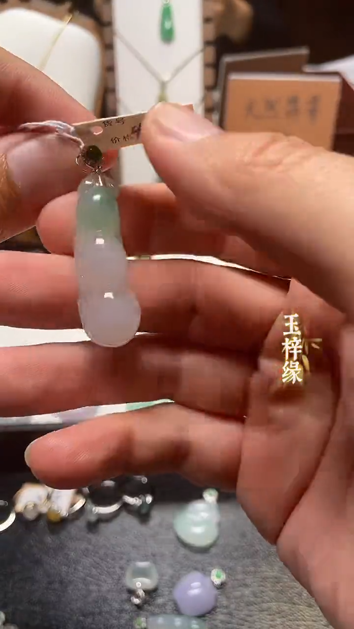 吊坠(不含链)18K金镶嵌翡翠冰糯种福豆-高46宽13.7厚9.3