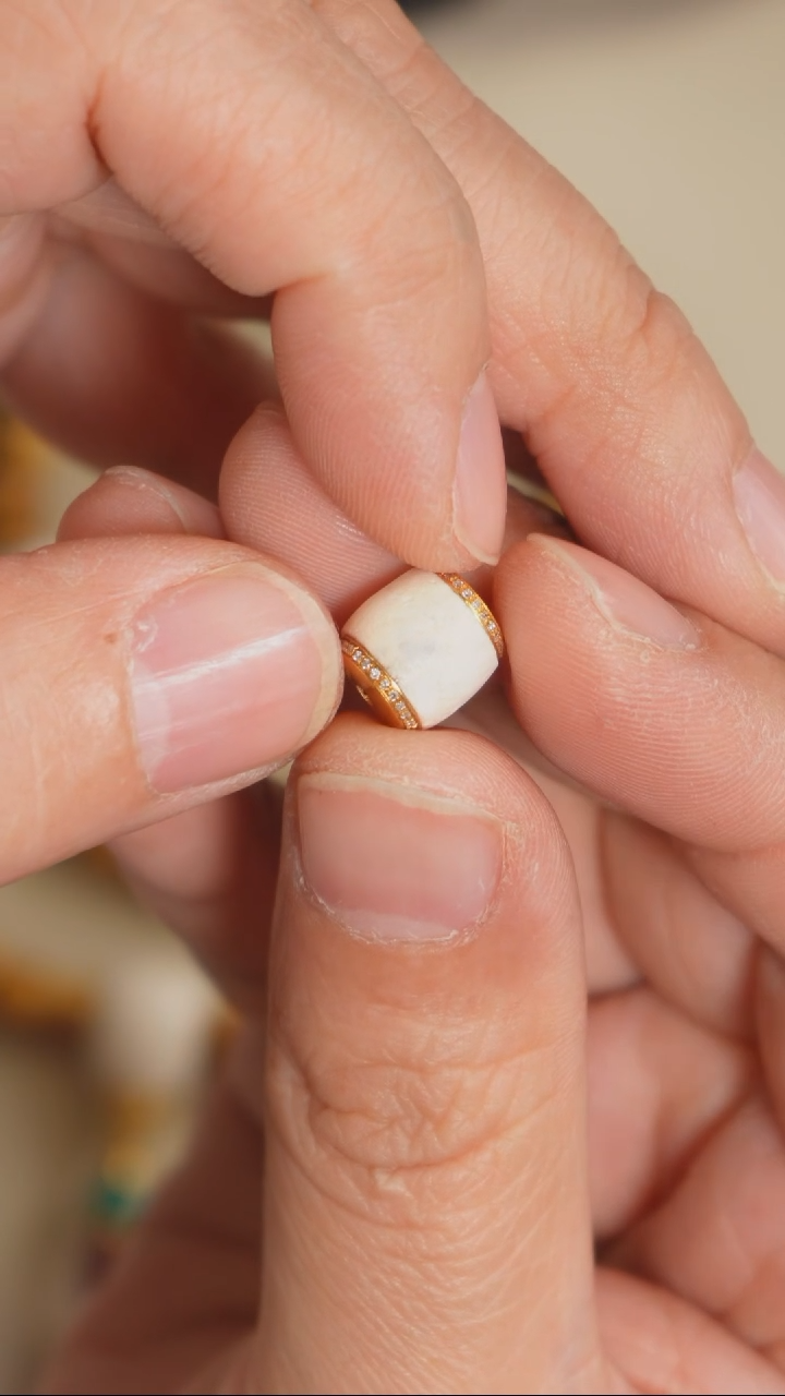 18K金镶嵌配珠玛瑙/玉髓奶皮红玉髓单珠