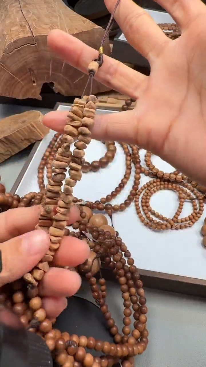 檀香木其他四剖料随形挂件