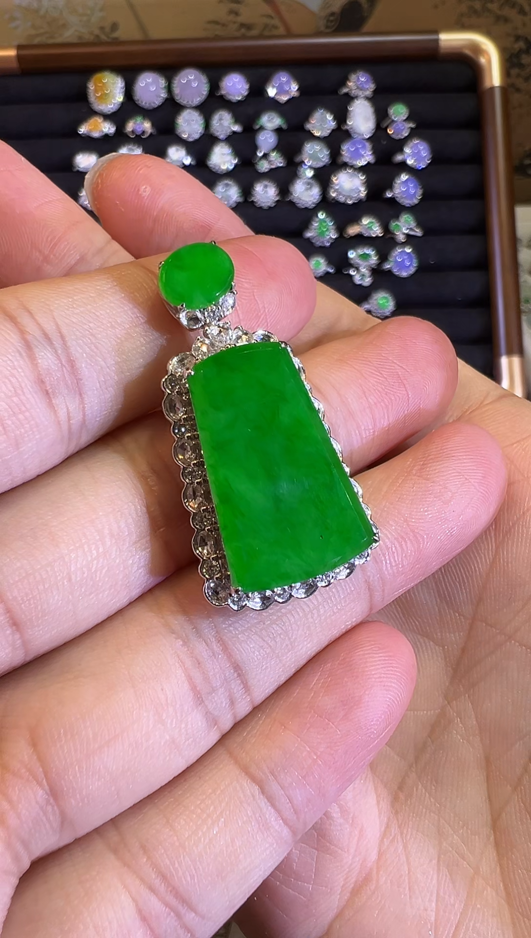 【闪购商品】翡翠吊坠(赠链)18K金镶嵌高冰正阳满绿无事牌吊坠