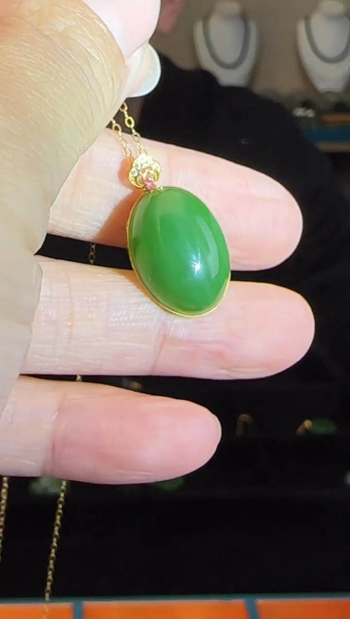 颈饰18K金镶嵌和田玉鸽子蛋