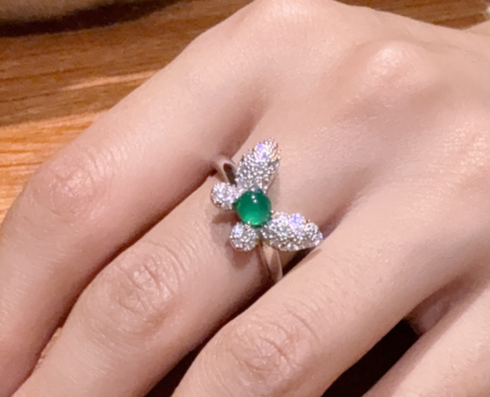 走进万家专属 Q366 戒指