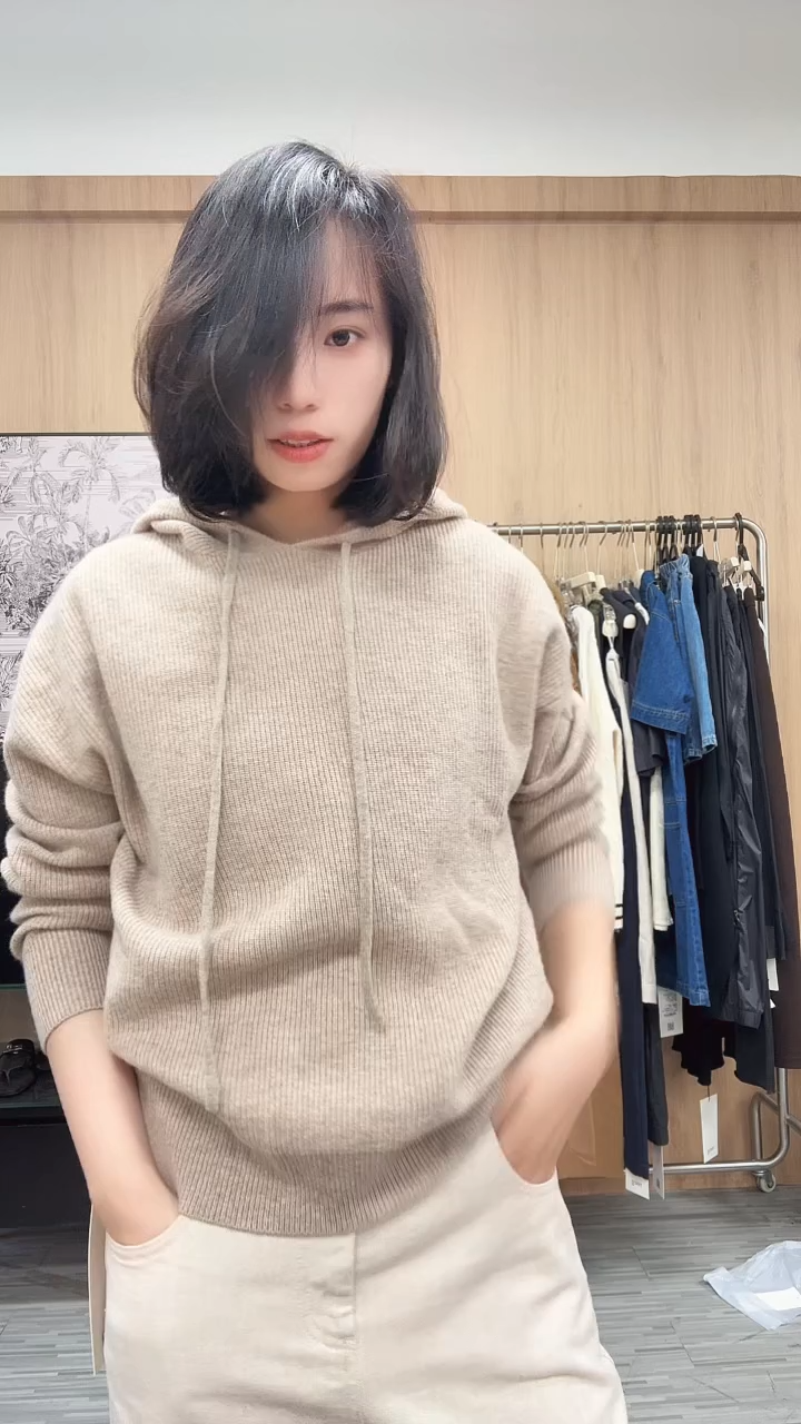 燕麦色连帽经典上衣