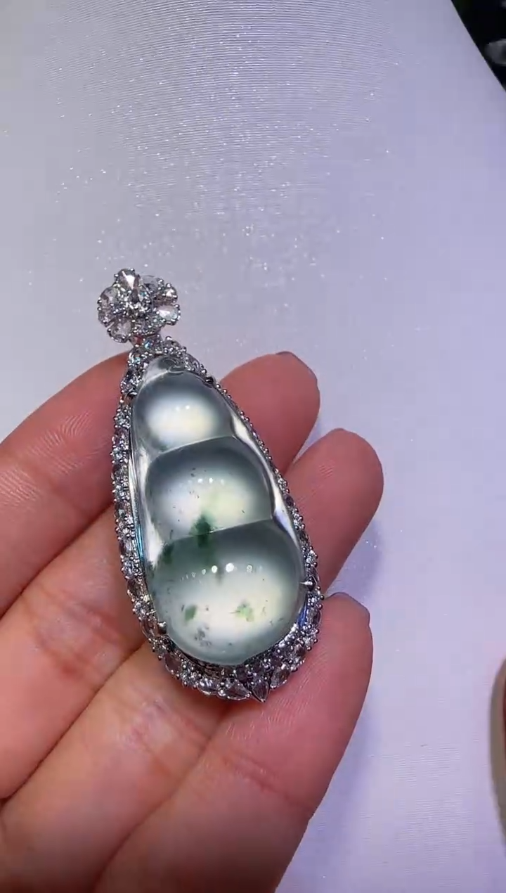 【闪购商品】翡翠颈饰18K金镶嵌福豆