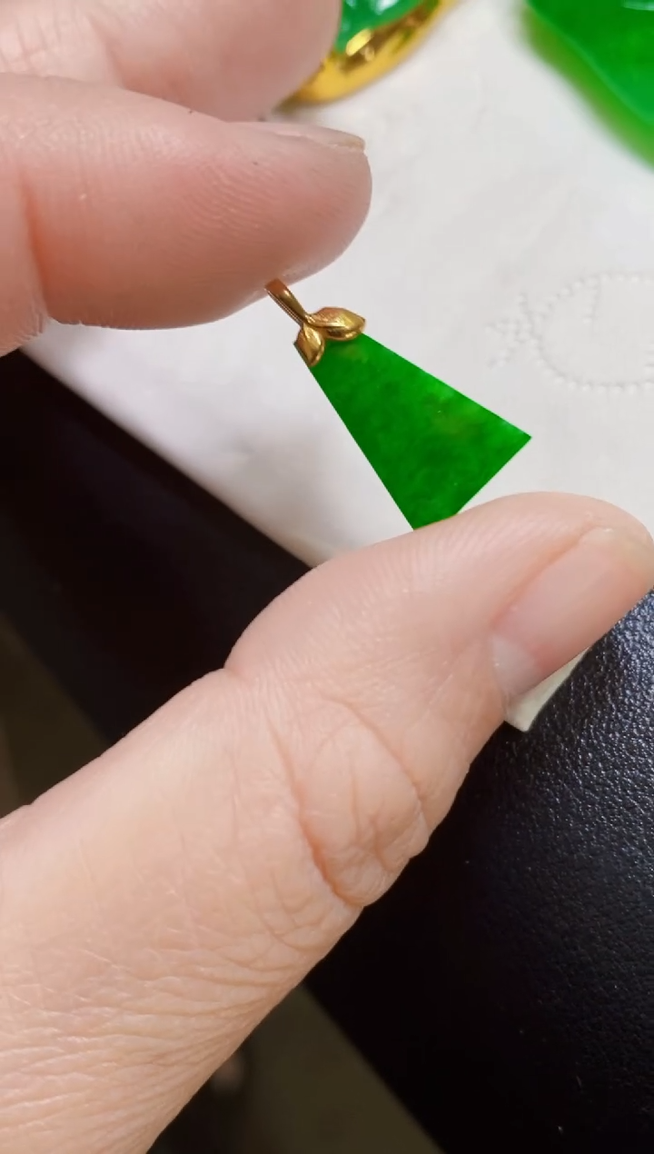 颈饰18K金镶嵌翡翠吊坠