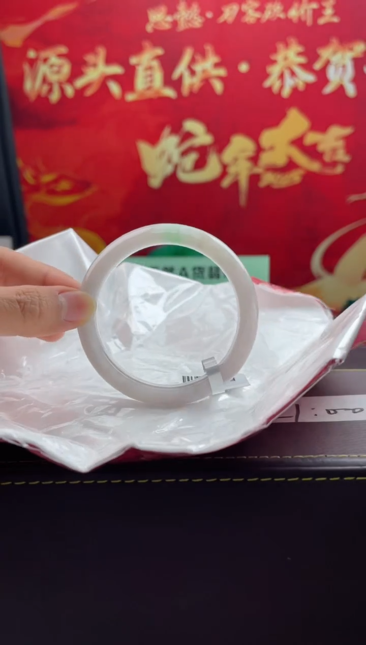 【闪购商品】翡翠手镯未镶嵌8翡翠手镯（微瑕）