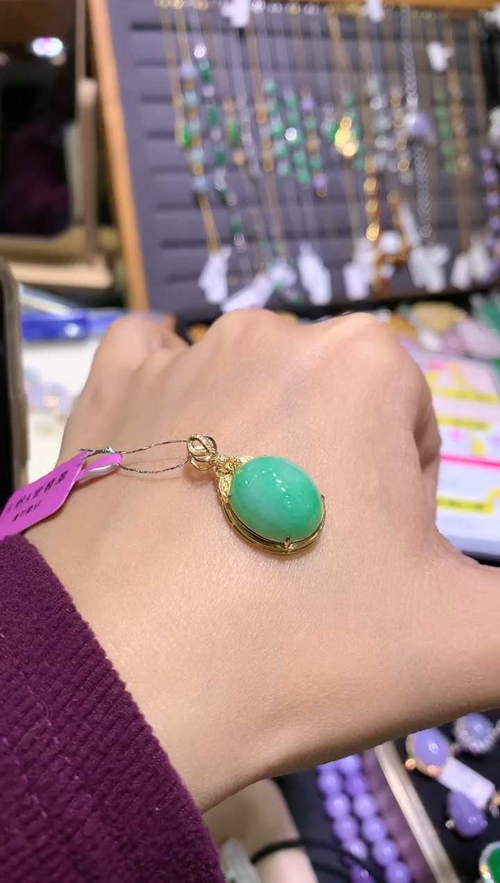 【闪购商品】翡翠吊坠(不含链)18K金镶嵌蛋面