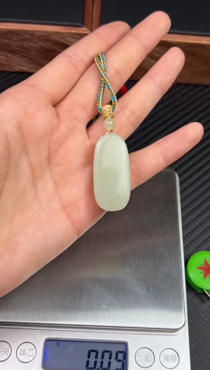 【闪购商品】和田玉吊坠(赠链)未镶嵌且末微色差迪克兰一细