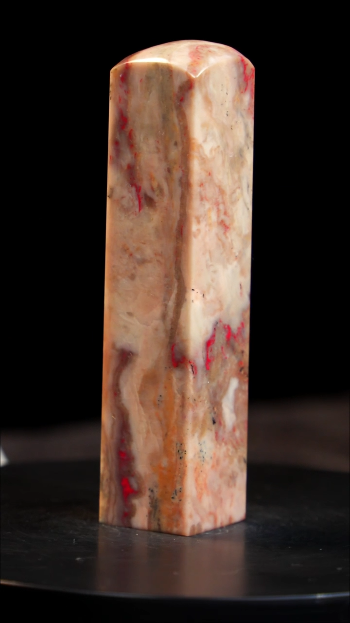 昌化石牛角冻鸡血石