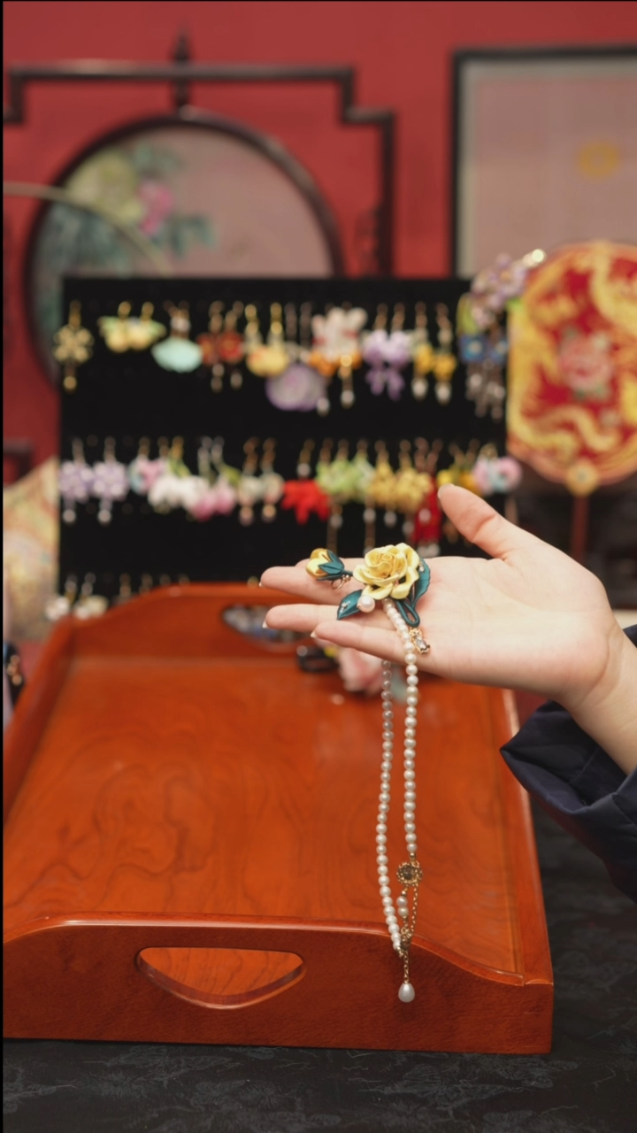 刺绣蓝**蝶非遗手工绒花饰品